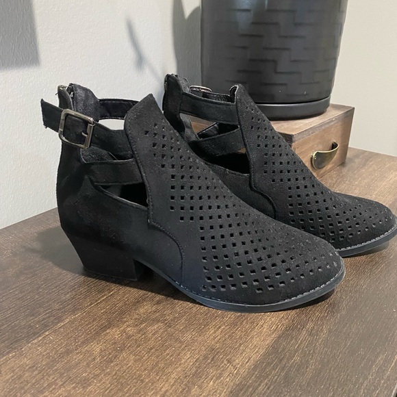 Nature Breeze booties in black. Women’s size 8 - Picture 14 of 15